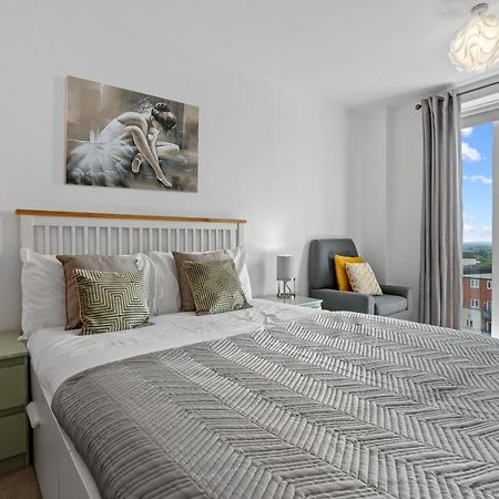 Penthouse Flat In Slough Center Apartment ภายนอก รูปภาพ