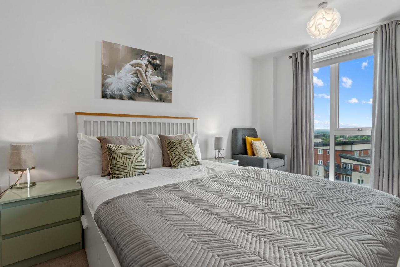 Penthouse Flat In Slough Center Apartment ภายนอก รูปภาพ
