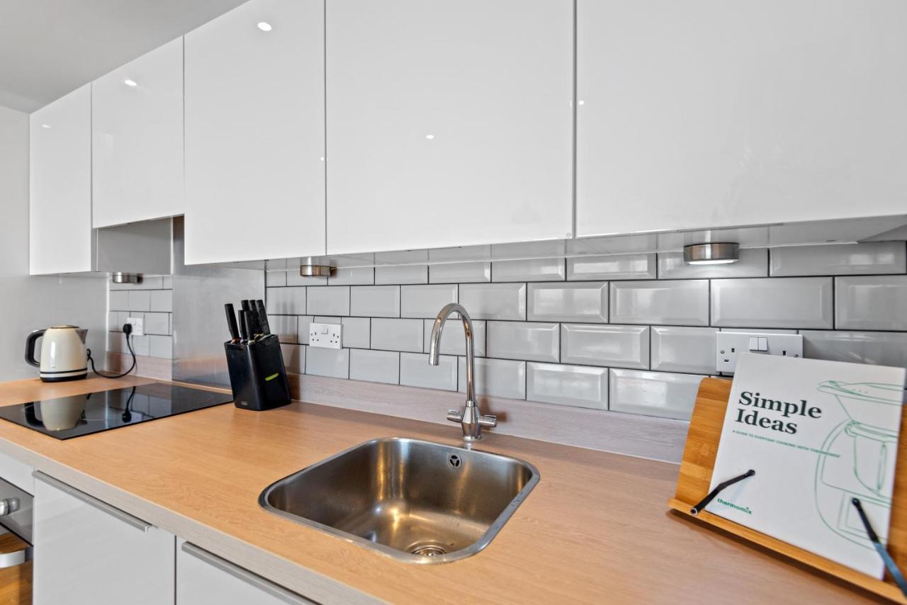 Penthouse Flat In Slough Center Apartment ภายนอก รูปภาพ